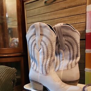 Sterling River Elegant White Heeled Boots with Western Flair Sz 7